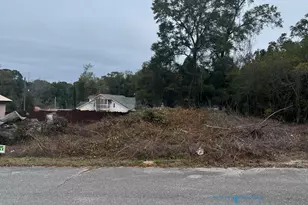 1061 E Sloss Ave E, Defuniak Springs, FL 32433 - Photo 1