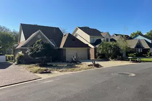 810 Fairway Lakes Dr, Niceville, FL 32578 - Photo 2