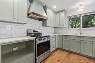 1013 Lake Dr, Niceville, FL 32578 - Photo 10