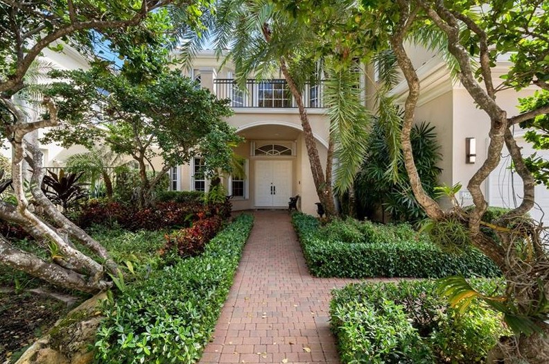 1271 Pelican Ln, Hollywood, FL 33019-5042
