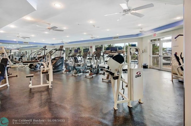 3370 190th St, Miami FL  33180-3048 exterior