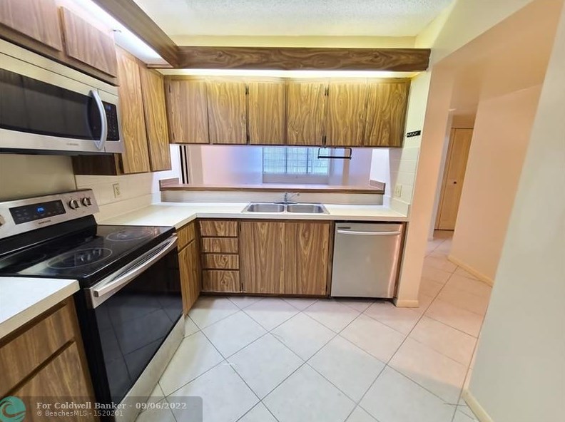 3710 Whitehall Dr #104, West Palm Beach, FL 33401
