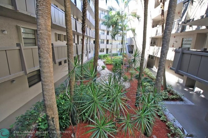 1001 Colony Point Cir, Hollywood FL  33026-2938 exterior