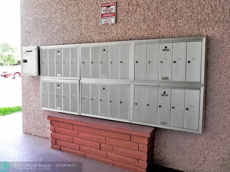 940 Hillcrest Ct, Hollywood FL  33021-7891 exterior