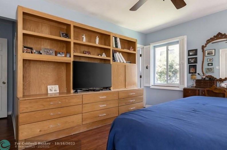 956 Harrison St, Hollywood FL 33020-6805 exterior