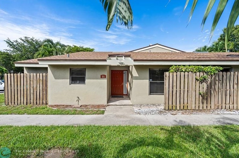 21 Meadows Dr, Boynton Beach, FL 33436