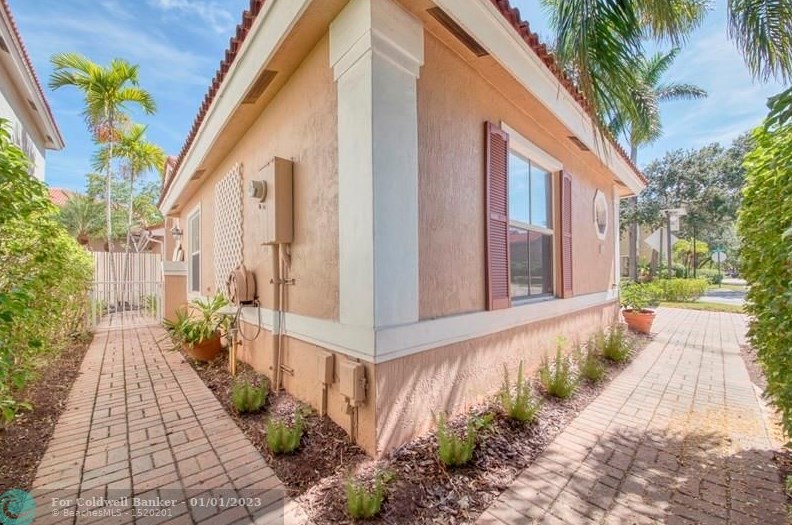 1101 Scarlet Oak St, Hollywood FL  33019-4804 exterior