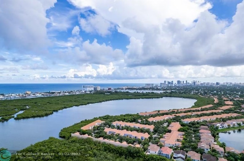 935 Corkwood St, Hollywood FL  33019-4877 exterior