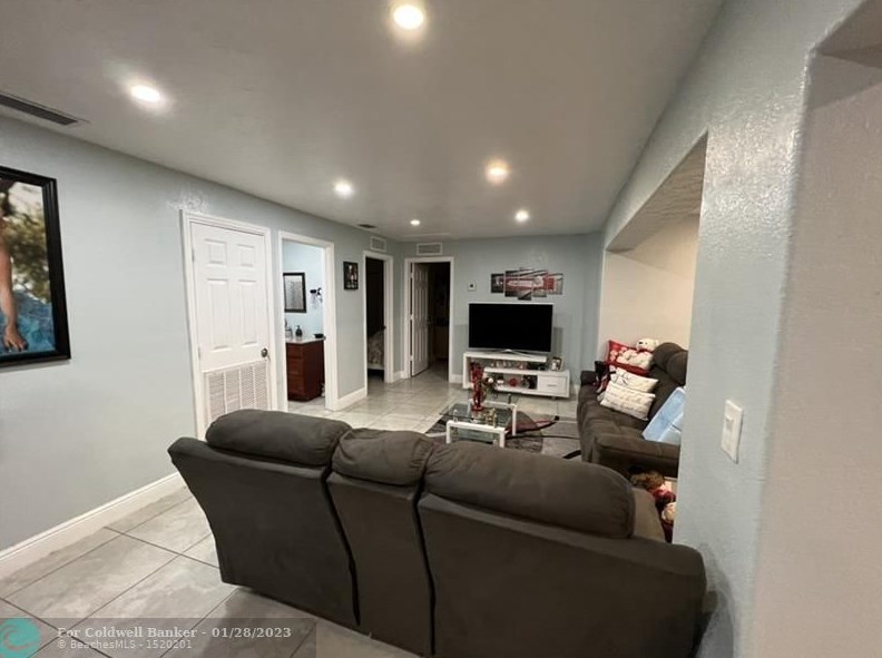 731 Burlington St, Miami, FL 33054-3926