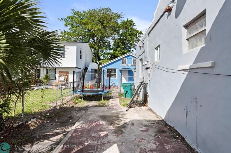 1601 50th St, Miami FL  33142-4162 exterior