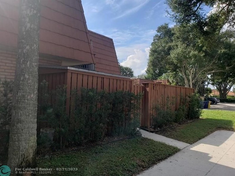 501 Buttonwood Ln, Boynton Beach, FL 33436