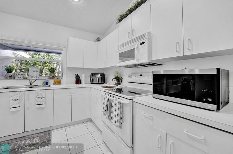 10561 Paso Fino Dr, Lake Worth FL  33449-8009 exterior