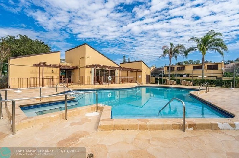 1350 Golfview Dr, Hollywood FL 33026-3155 exterior