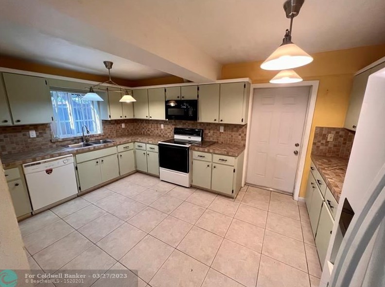 7050 Tyler St, Hollywood, FL 33024-7352