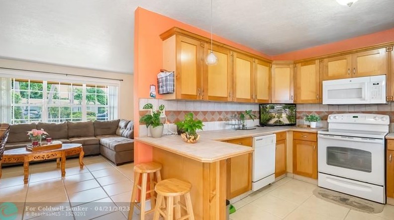 2706 Nassau Dr, Hollywood FL  33023-4627 exterior