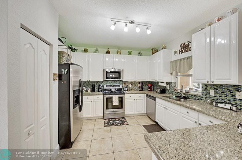 7724 Nw 193rd Terrace, Hialeah, FL 33015