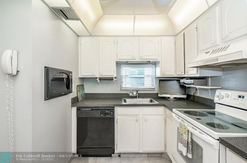 9500 N Hollybrook Lake Dr Apt 109, Hollywood, FL 33025