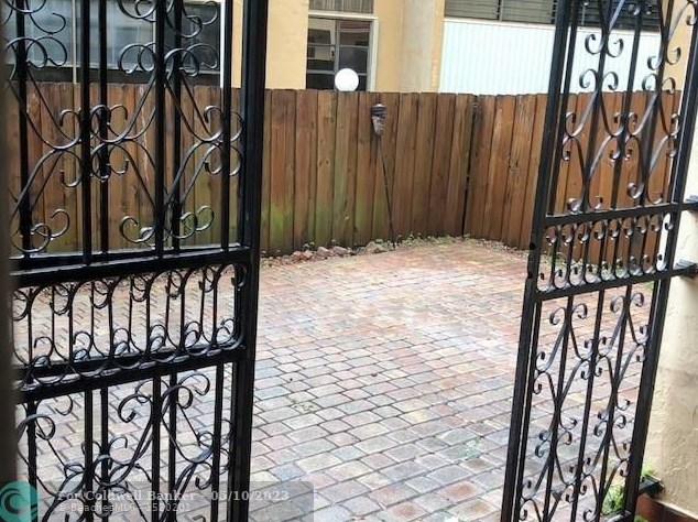 17962 Nw 68th Ave #d-21, Hialeah, FL