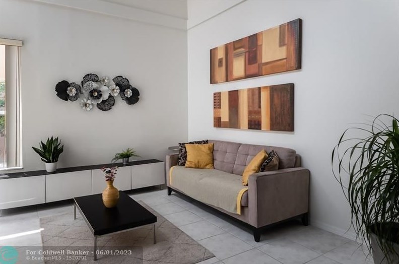 1050 Oysterwood St, Hollywood FL  33019-4847 exterior