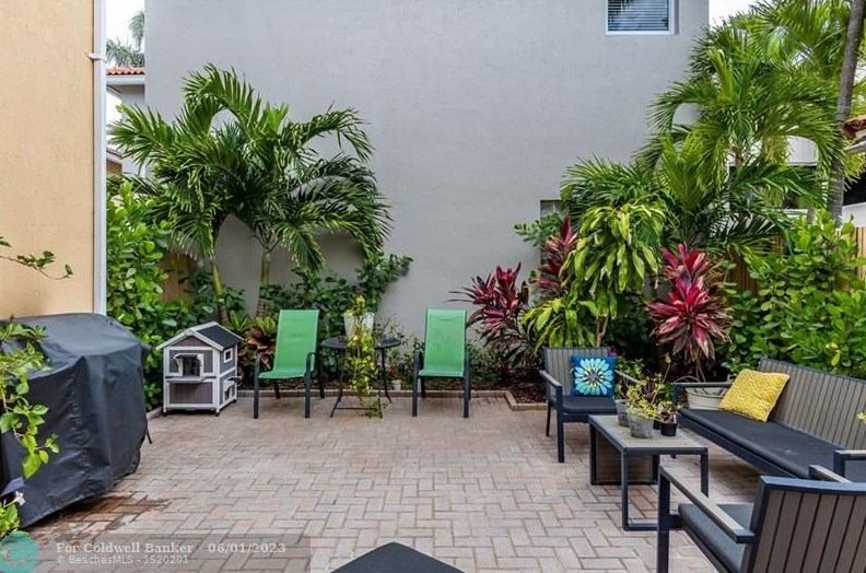 1050 Oysterwood St, Hollywood FL  33019-4847 exterior