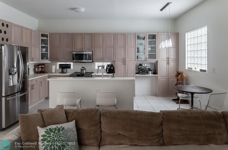 1050 Oysterwood St, Hollywood FL  33019-4847 exterior