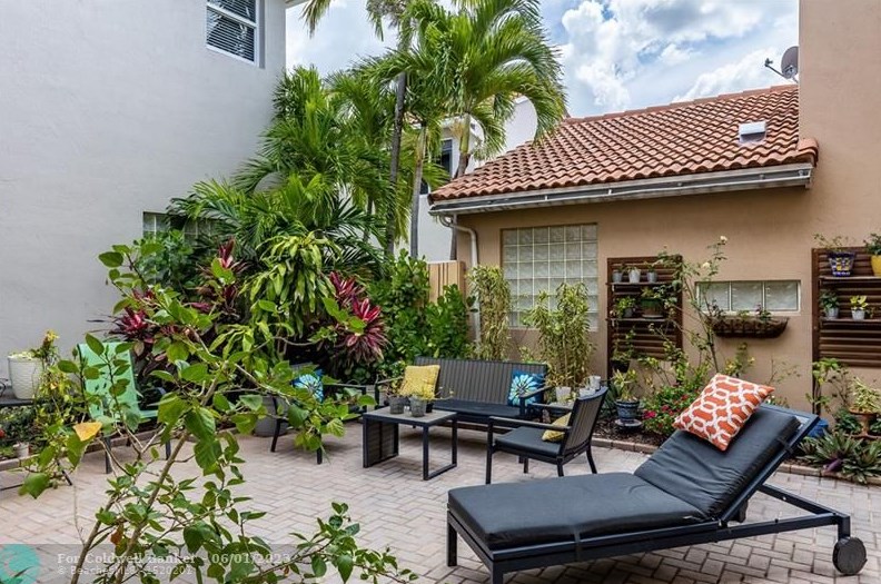 1050 Oysterwood St, Hollywood FL  33019-4847 exterior