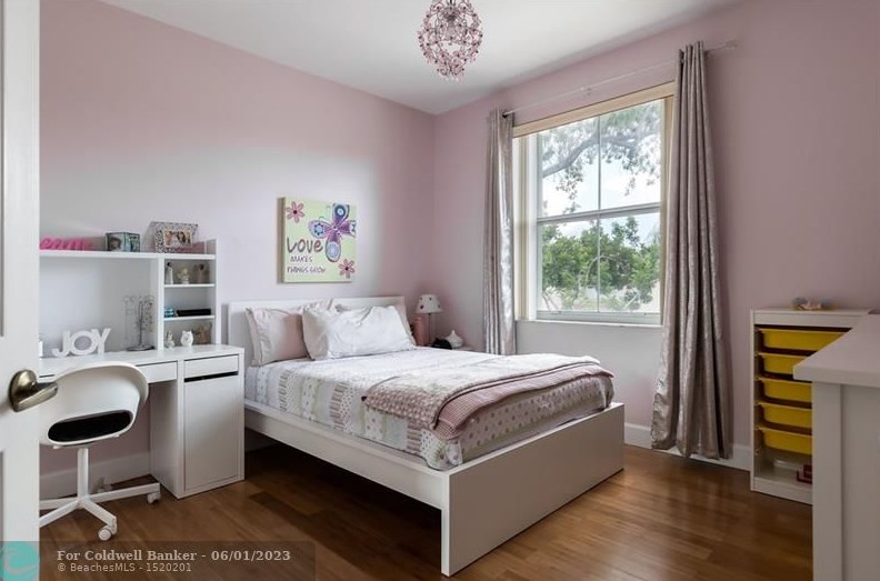 1050 Oysterwood St, Hollywood FL  33019-4847 exterior