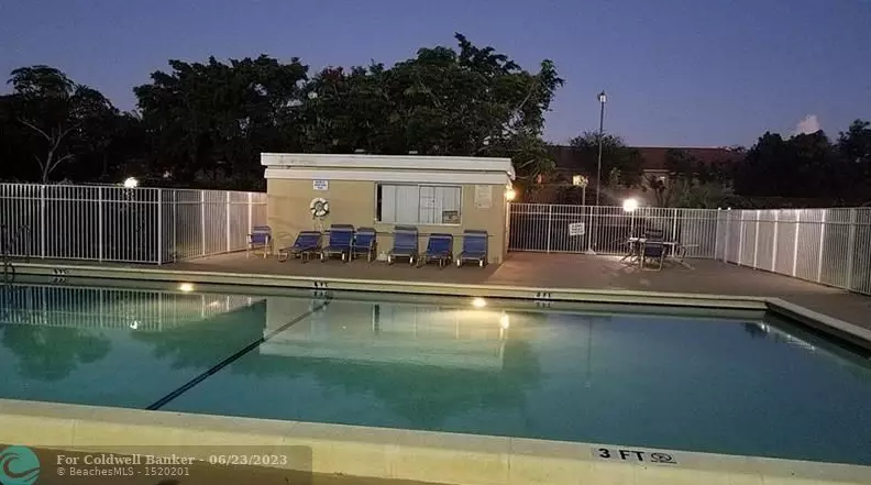 661 University Dr, Hollywood FL  33024-6723 exterior