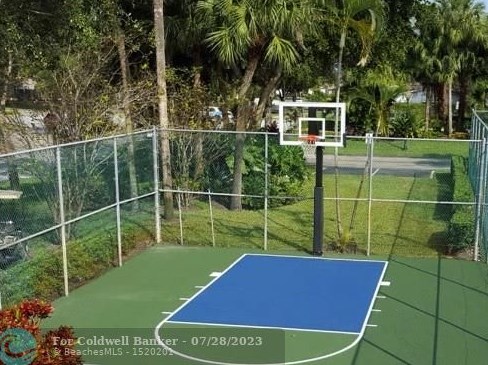 1451 Golfview Dr, Hollywood FL  33026-3103 exterior