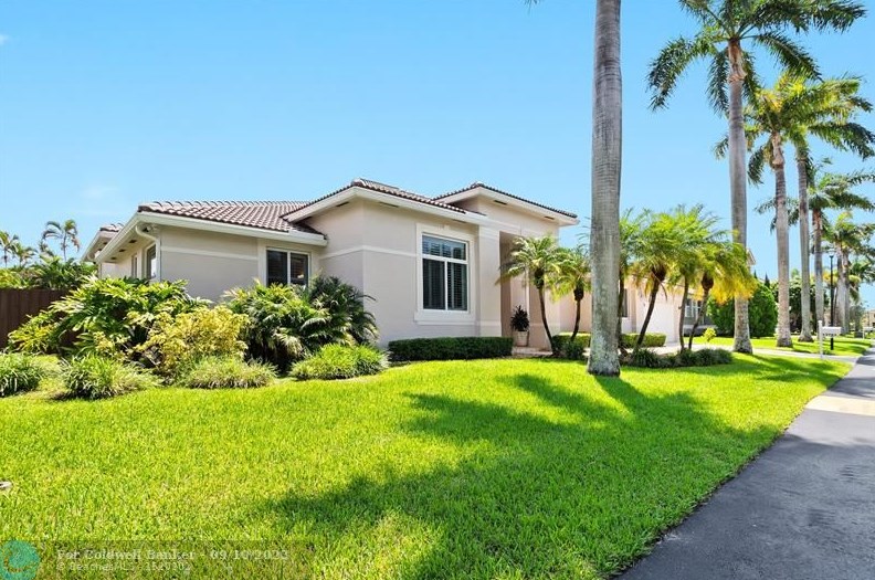 13761 84th Ct, Miami, FL 33158-1074