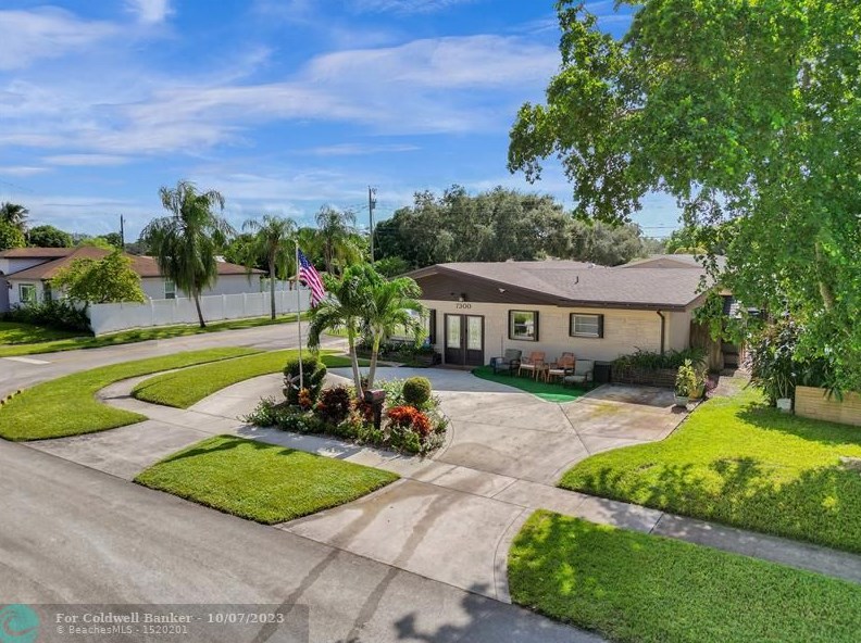 7300 Allen Dr, Hollywood, FL 33024-7152