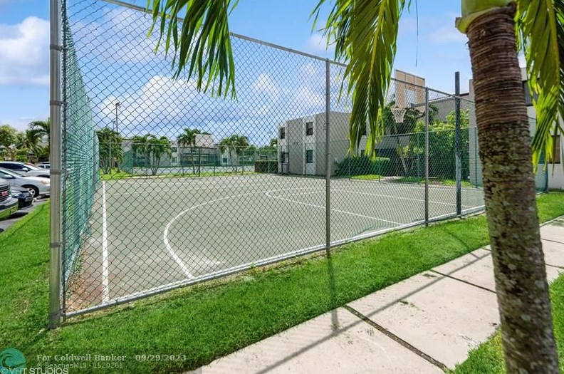 10304 9th Street Cir, Miami FL 33172-3263 exterior