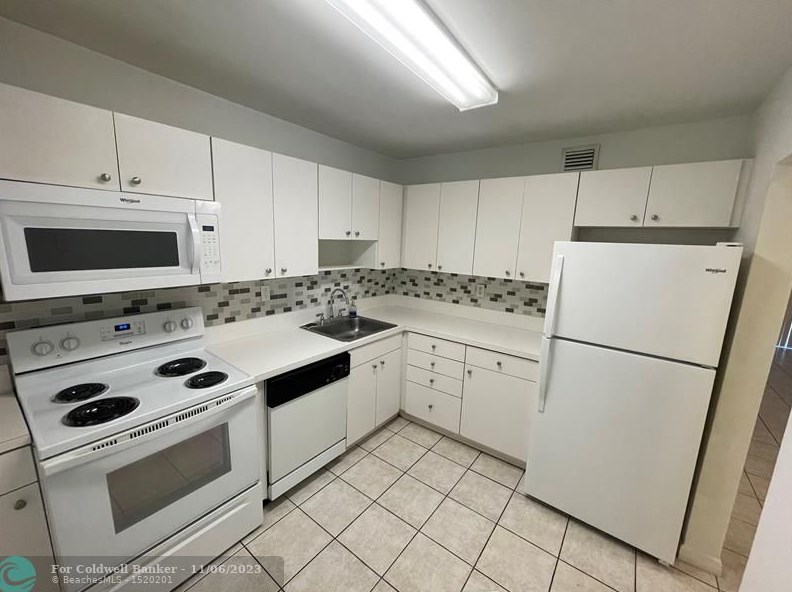 7440 Miami Lakes Dr Apt F212, Hialeah, FL 33014
