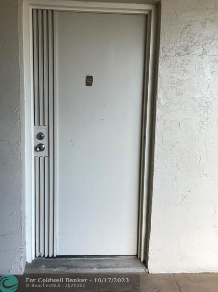 6886 Kendall Dr, Miami FL 33156-1572 exterior