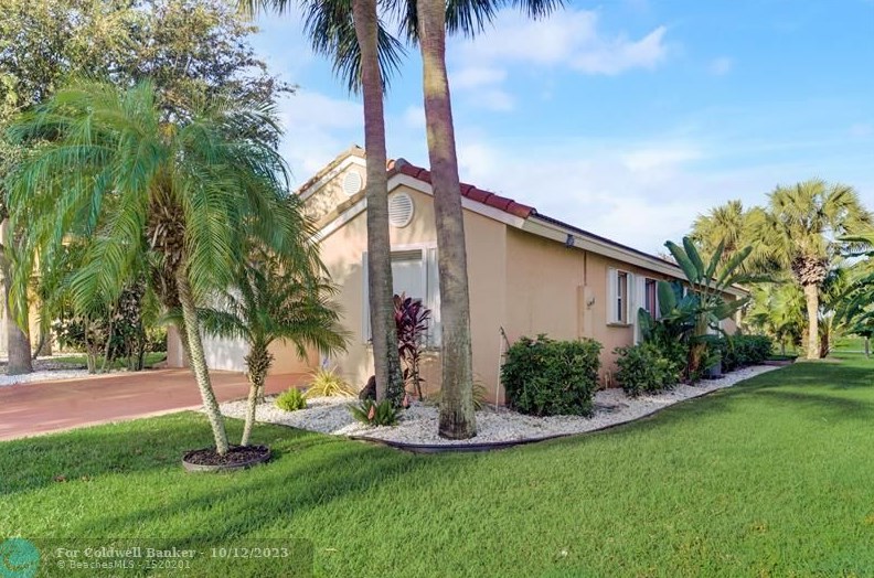 8097 Pelican Harbour Dr, Lake Worth, FL 33467