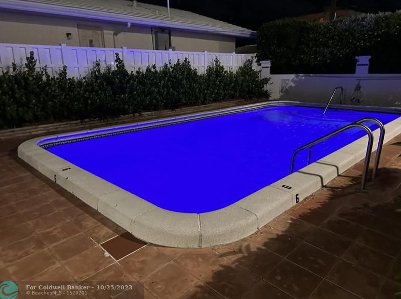 322 Monroe St, Hollywood FL 33019-2004 exterior