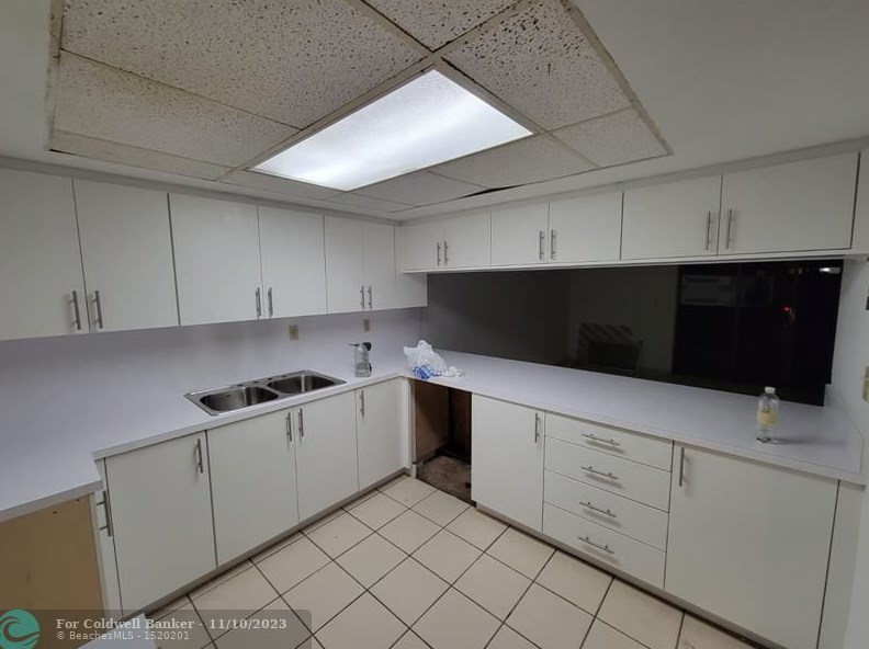 1850 W 72nd Pl, Hialeah, FL 33014