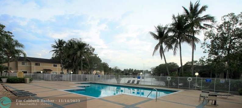 9477 Palm Cir N, Hollywood, FL 33025