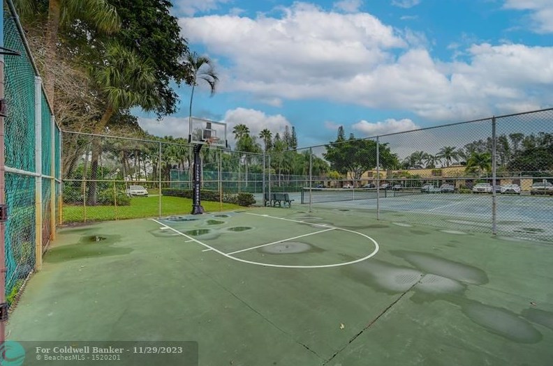 1401 Golfview Dr, Hollywood FL  33026-3122 exterior