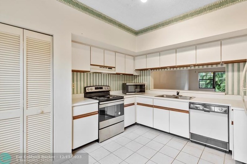 6670 Villa Sonrisa Dr #213, Boca Raton, FL 33433