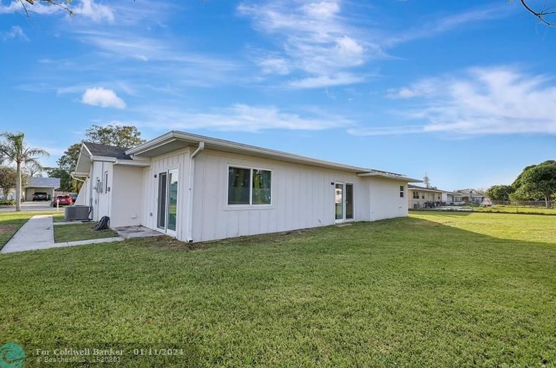 201 Dabney Dr, Fort Pierce FL  34983-2050 exterior