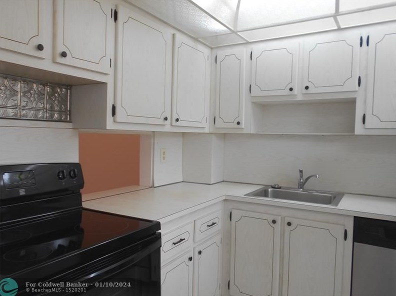 100 Berkley Rd #208, Hollywood, FL 33024