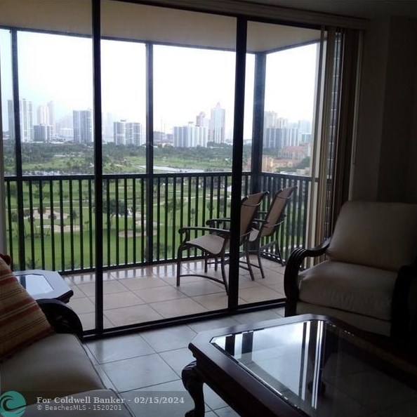 20301 W Country Club Dr #1827, Miami, FL 33180