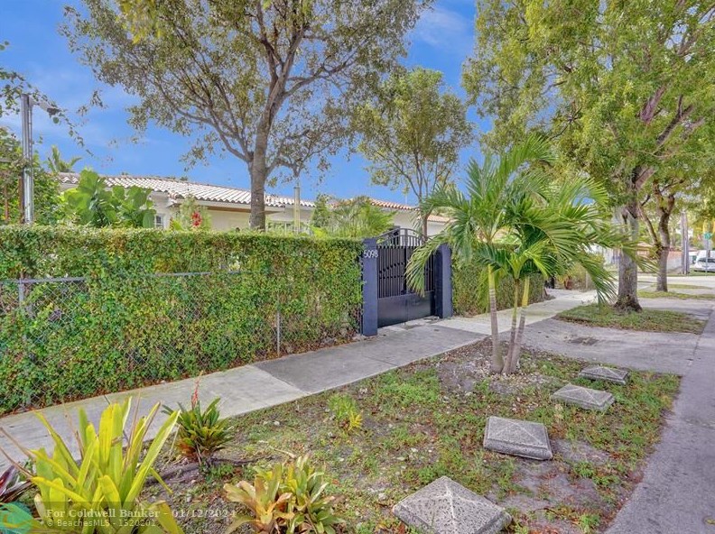 5098 2nd St, Miami, FL 33126-5104