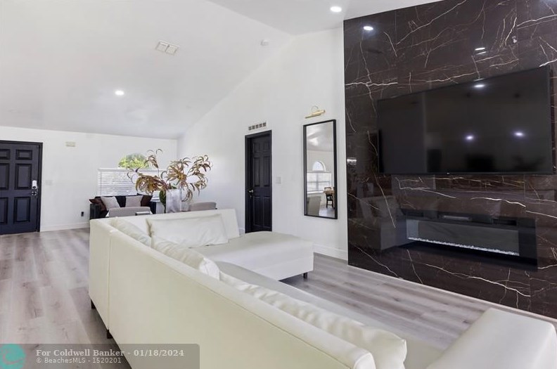 2062 Larchmont Ln, Fort Pierce FL  34984-4337 exterior