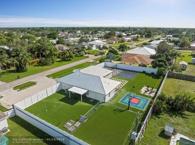 2062 Larchmont Ln, Fort Pierce FL  34984-4337 exterior