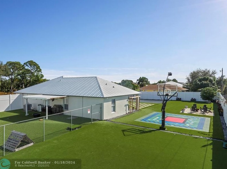 2062 Larchmont Ln, Fort Pierce FL  34984-4337 exterior