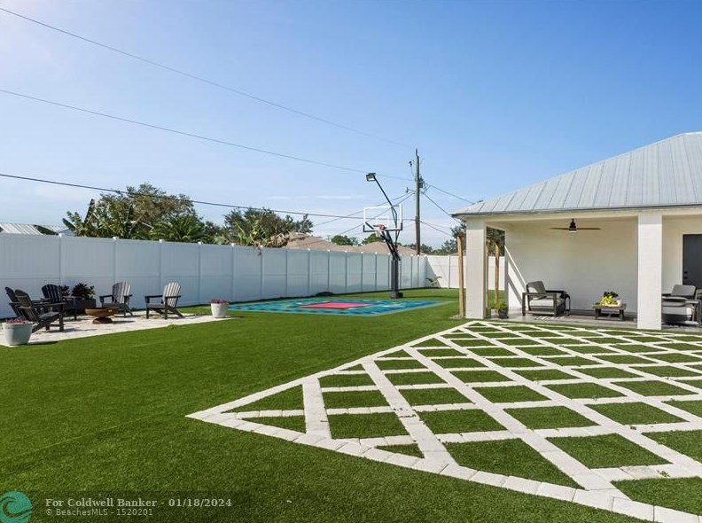 2062 Larchmont Ln, Fort Pierce FL  34984-4337 exterior