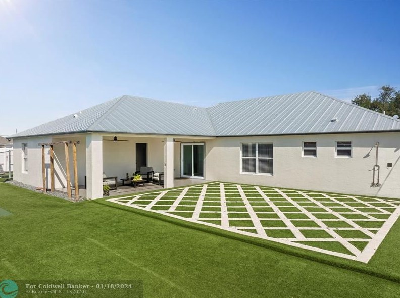 2062 Larchmont Ln, Fort Pierce FL  34984-4337 exterior