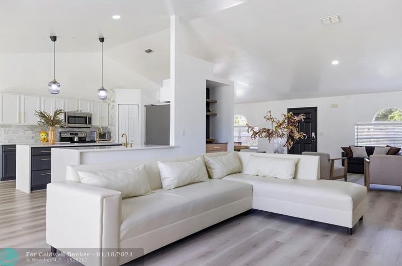 2062 Larchmont Ln, Fort Pierce FL  34984-4337 exterior